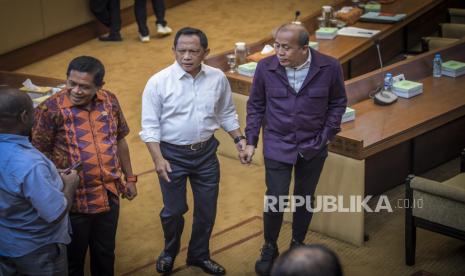 Menteri Dalam Negeri Tito Karnavian (tengah) berbincang dengan Wakil Ketua Komisi II Saan Mustopa (kanan) saat jeda Raker tingkat I antara Mendagri dan Menkumham dengan Komisi II DPR di kompleks Parlemen, Senayan, Jakarta, Rabu (15/3/2023). Raker tersebut membahas RUU tentang Penetapan Peraturan Pemerintah Pengganti Undang-Undang (Perppu) nomor 1 tahun 2022 tentang perubahan atas UU nomor 7 tahun 2017 tentang Pemiihan Umum. 