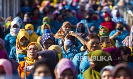 Sejumlah buruh berjalan keluar dari pabrik Beesco Indonesia di Karawang, Jawa Barat.