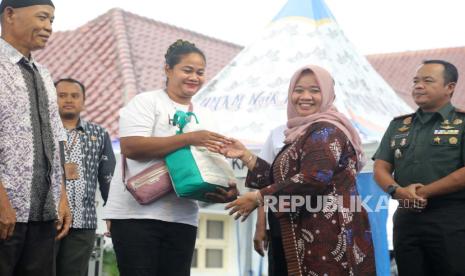 Bupati Sleman Kustini Sri Purnomo membuka Pasar Lebaran Sleman 2024, di Lapangan Pemda Sleman. 