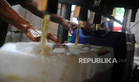 Pekerja mengisi minyak goreng curah ke dalam jeriken (ilustrasi). Pemerintah Kabupaten (Pemkab) Gorontalo menyalurkan 350 botol minyak goreng kemasan dua liter dan 4.500 liter minyak goreng curah bagi para pelaku Usaha Mikro Kecil Menengah (UKM) di wilayah setempat.