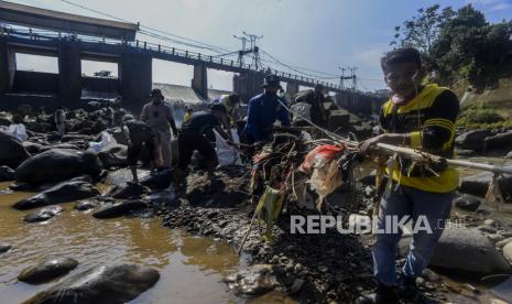 Sejumlah petugas gabungan membersihkan sampah di Sungai Ciliwung, Bendung Katulampa, Kota Bogor, Jawa Barat, Kamis (16/9). Aksi yang diikuti oleh petugas Dinas Lingkungan Hidup Kota Bogor, Satgas Naturalisai Ciliwung dan Relawan Pramuka tersebut dilaksanakan jelang peringatan World Cleanup Day 2021 yang diperingati setiap 18 September. 