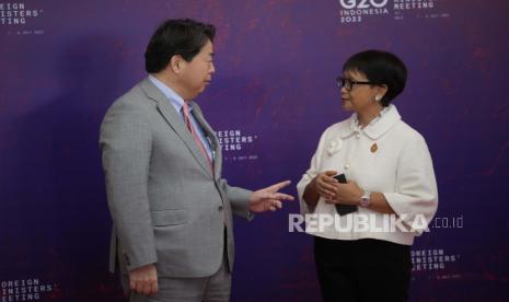  Menteri Luar Negeri Retno Marsudi (kanan) menyambut Menteri Luar Negeri Jepang Yoshimasa Hayashi (kiri) saat Menlu G20? Pertemuan di Nusa Dua, Bali, Jumat (8/7/2022). Bali menjadi tuan rumah Pertemuan Menteri Luar Negeri G20 selama dua hari dari 07 hingga 08 Juli 2022.