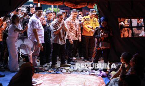 Calon Gubernur DKI Jakarta Pramono Anung (tengah) menyapa korban kebakaran saat meninjau posko pengungsian di SDN Kebon Kosong 09, Kemayoran, Jakarta, Kamis (12/12/2024). Dalam peninjauan tersebut, Pramono mengecek kondisi pengungsi dan melihat langsung lokasi kebakaran yang melanda 197 rumah di kawasan Kebon Kosong. 