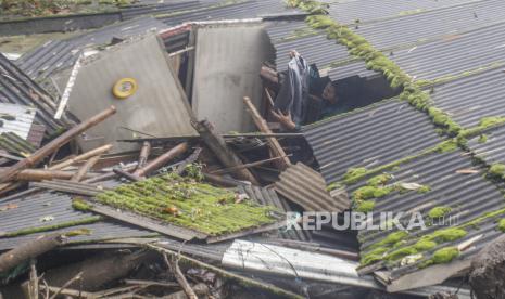 Warga menyelamatkan barang pasca banjir bandang di Kampung Gunung Mas, Tugu Selatan, Cisarua, Kabupaten Bogor, Jawa Barat, Selasa (19/1/2021). Badan Penanggulangan Bencana Daerah (BPBD) Kabupaten Bogor menyatakan 474 warga berhasil dievakuasi dari bencana banjir bandang di Desa Tugu Selatan, dan dalam peristiwa tersebut tidak terdapat korban jiwa. ANTARA FOTO/ANTARA FOTO/Yulius Satria Wijaya/aww.