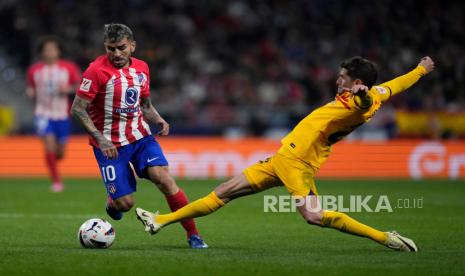 Pemain Atletico Madrid Angel Correa berebut bola dengan pemain Barcelona Sergi Roberto saat pertandingan sepak bola La Liga di stadion Metropolitano di Madrid, Spanyol, Senin (18/3/2024). Barcelona menang telak dengan skor 3-0. Gol Barcelona dicetak Joao Felix menit ke-38, Robert Lewndowski menit ke-47 dan Fermin Lopez di menit ke-65. Pada pertandingan itu, pelatih Barcelona Xavi Hernandez harus meninggalkan lapangan setelah mendapat kartu merah dari wasit.