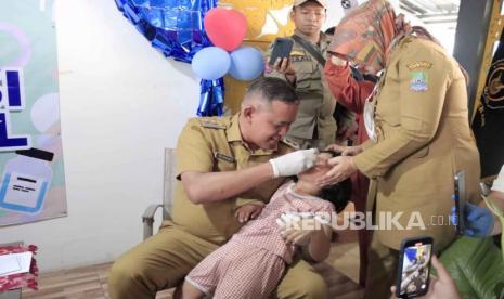 Pelaksana Tugas (Plt.) Wali Kota Bekasi, Tri Adhianto Tjahyono melakukan imunisasi polio kepada pelajar (ilustrasi).