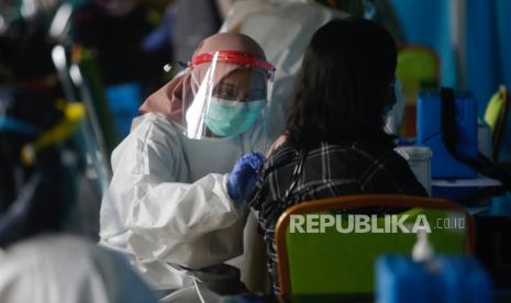 Seorang dokter menyuntikkan satu dosis vaksin COVID-19 Sinovac selama kampanye vaksinasi massal untuk petugas kesehatan di Jakarta, Indonesia, 15 Februari 2021. Indonesia memulai program vaksinasi COVID-19 nasional pada 14 Januari karena negara mencatat lebih dari satu juta kasus, jumlah tertinggi di Asia Tenggara.