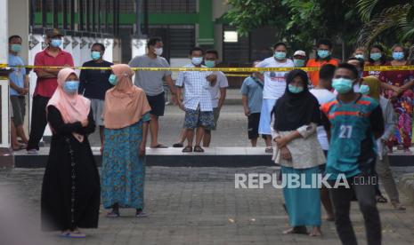 Sejumlah pasien orang tanpa gejala (OTG) COVID-19 berkumpul saat kunjungan Gubernur Jawa Tengah Ganjar Pranowo di Asrama Haji Donohudan, Ngemplak, Boyolali, Jawa Tengah, Rabu (9/6/2021). Dalam kunjungannya Ganjar Pranowo berpesan agar para pasien tetap semangat dan memastikan pelayanan bagi mereka yang sedang isolasi di lokasi tersebut. 