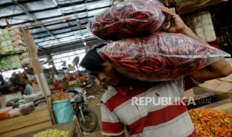 Pedagang beraktivitas di Pasar Induk Kramat Jati, Jakarta Timur, Sabtu (16/12/2023). 