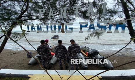 Personil TNI AL bersiap saat akan membongkar pagar laut bersama warga di Perairan Tanjung Pasir, Kabupaten Tangerang, Banten, Sabtu (18/1/2025). TNI Angkatan Laut bersama dengan nelayan membongkar pagar laut misterius sepanjang 30,16 km di Kabupaten Tangerang, secara manual dengan target penyelesaian selama 10 hari. Pembongkaran pagar laut dipimpin langsung oleh Komandan Pangkalan Utama AL (Danlantamal) III Jakarta Brigadir Jenderal (Mar) Harry Indarto. 