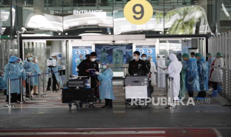  Warga negara asing dan pengungsi yang kembali diperiksa dan didampingi selama 14 hari karantina COVID-19 oleh petugas kesehatan Thailand dan pekerja fasilitas karantina negara alternatif di Bandara Internasional Suvarnabhumi di provinsi Samut Prakan, Thailand, 01 Oktober 2020. 