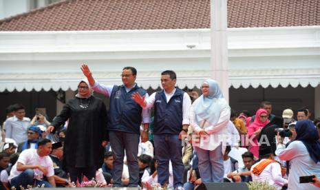 Gubernur DKI Jakarta Anies Baswedan (kedua kiri) didampingi istirnya bersama Wakil Gubernur DKI Jakarta Ahmad Riza Patria (kedua kanan) didampingi istrinya menyapa warga usai menyampaikan pidato perpisahan di Balai Kota DKI Jakarta, Ahad (16/10/2022). Masa kepemimpinan Anies Baswedan bersama Ahmad Riza Patria resmi berakhir pada 16 Oktober 2022, setelah dilantik Presiden Joko Widodo pada 16 Oktober 2017. Kegiatan tersebut merupakan agenda terakhirnya menjabat sebagai Gubernur. Republika/Thoudy Badai