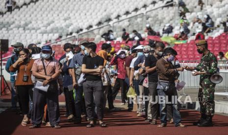 Sejumlah warga antre mengikuti vaksinasi COVID-19 massal di Stadion Utama Gelora Bung Karno, Senayan, Jakarta, Sabtu (3/7/2021). Pemprov DKI Jakarta menggelar program Serbuan Vaksin Massal yang diperuntukan bagi warga minimal berusia 12 tahun guna mendukung program pemerintah pusat satu hari satu juta vaksinasi untuk menuju Indonesia sehat bebas COVID-19. 