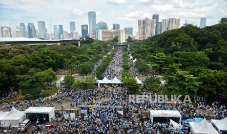 Suasana kawasan Stadion Utama Gelora Bung Karno (SUGBK) saat gelaran kampanye akbar pasangan calon presiden dan calon wakil presiden nomor urut 2 Prabowo Subianto dan Gibran Rakabuming Raka bertajuk Pesta untuk Indonesia Maju di Jakarta, Sabtu (10/2/2024). 