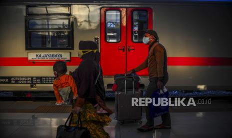 Sejumlah penumpang saat akan menaiki kereta. Ilustrasi