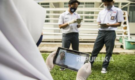 Pelajar SMAN 9 Bandung, Jawa Barat, Senin (31/8/2020). Dinas Pendidikan Jabar mulai mengizinkan siswa kelas XII untuk mengadakan acara perpisahan selama dilakukan di wilayah Jawa Barat.