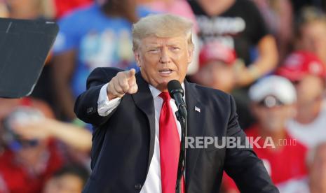 Mantan Presiden AS Donald Trump berbicara kepada para pendukungnya selama rapat umum di Lorain County Fairgrounds di Wellington, Ohio, AS, 26 Juni 2021.