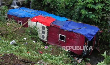 Satu unit bus dalam posisi terbalik usai jatuh ke dalam jurang di kawasan objek wisata Guci, Kabupaten Tegal, Jawa Tengah, Ahad (7/5/2023). Bus yang berisi sekitar 50 penumpang peziarah asal Tangerang Selatan, Banten tersebut jatuh masuk jurang diduga karena rem tangan bermasalah saat sopir berada di luar bus. 