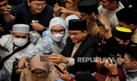 Mantan Gubernur DKI Jakarta Anies Baswedan menyapa jamaah usai melaksanakan shalat Idul Fitri di Masjid Istiqlal, Jakarta, Sabtu (22/4/2023). Sejumlah tokoh melaksanakan shalat Idul Fitrk 1444 Hijriah di Masjid Istiqlal, diantaranya, Wakil Presiden RI Maruf Amin, Wakil Presiden ke 10 dan 12 Jusuf Kalla, Panglima TNI Yudo Margono, Mendag RI Zulkifli Hasan, Menparekraf Sandiaga Uno, dan Imam Besar Masjid Istiqlal Nasaruddin Umar.