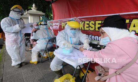 Sejumlah petugas kesehatan melakukan tes cepat atau rapid test antibodi kepada warga dari luar daerah di perbatasan Jawa Tengah - Daerah Istimewa Yogyakarta, Prambanan, Klaten, Jawa Tengah, Senin (28/12/2020) lalu. Tes cepat dilakukan sebagai upaya antisipasi penularan COVID-19 pascaliburan Natal 2020 dan libur Tahun Baru 2021. 