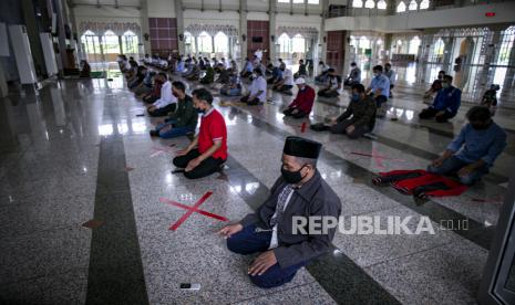 Mahasiswa Muhammadiyah Dorong Kajian Relaksasi Rumah Ibadah Umat Islam melaksanakan sholat zhuhur di Masjid Raya Batam, Kepulauan Riau, Rabu (27/5/2020). Pemerintah Kota Batam telah membuka kembali tempat ibadah dengan protokol kesehatan yang diperketat.