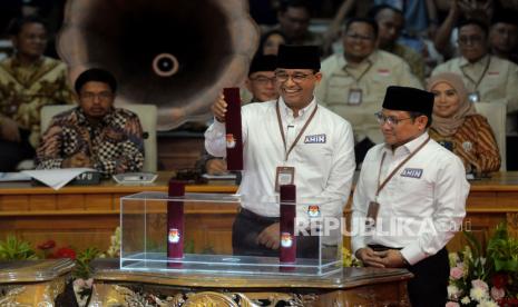 Pasangan Calon Presiden dan Wakil Presiden Anies Baswedan dan Muhaimin Iskandar saat mengambil nomor urut pasangan calon presiden dan wakil presiden dalam pemilihan umum tahun 2024 di Gedung KPU, Jakarta, Selasa (14/11/2023). Pasangan Anies Baswedan dan Muhaimin Iskandar mendapatkan nomor urut 1, Pasangan Prabowo Subianto dan Gibran Rakabuming Raka mendapatkan nomor urut 2 dan Pasangan Ganjar Pranowo dan Mahfud MD mendapatkan nomor urut 3. 