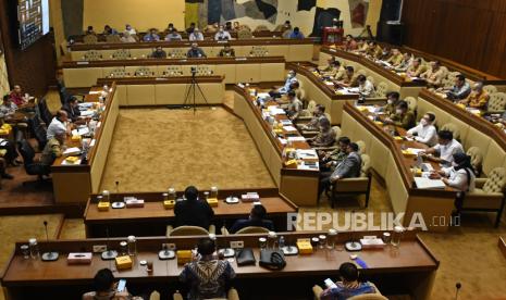 Suasana rapat kerja Komisi II DPR dengan jajaran Kementerian Dalam negeri, Kementerian Keuangan, dan Kementerian Perencanaan Pembangunan Nasional/Badan Perencanaan Pembangunan Nasional di kompleks parlemen, Senayan, Jakarta, Senin (29/8/22). Rapat tersebut membahas perkembangan Rancangan Undang Undang pembentukan provinsi Papua Barat Daya. 