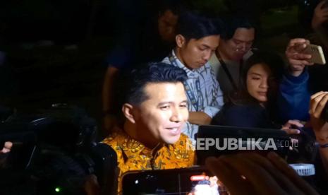 Wakil Gubernur Jawa Timur periode 2019–2024 Emil Dardak saat menyambangi rumah dinas Ketua Umum Partai Golkar, Airlangga Hartarto di Jakarta Selatan, Jumat (17/5/2024) malam. Emil datang untuk menerima surat rekomendasi pencalonan pasangan Khofifah-Emil dari Partai Golkar.