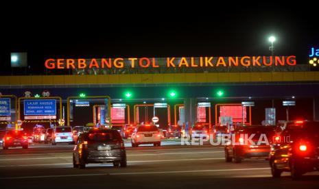 Kendaraan pemudik memasuki Gerbang Tol Kalikangkung, Ngaliyan, Semarang, Jawa Tengah, Senin (24/4/2023) malam. Kondisi lalu-lintas arus balik pada H+2 di Jalan Tol Kalikangkung ramai lancar. Dari Gerbang Tol Kalikangkung hingga Cikampek diberlakukan satu arah sejak sore hari untuk mengantisipasi lonjakan kendaraan arus balik.