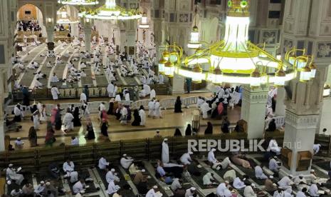 Pahala sholat di Hotel Makkah Sama dengan di Masjidil Haram. Foto:  Jamaah bersiap sholat Isya di Masjidil Haram, Sabtu (3/6/2023) 