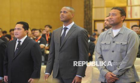 Ketua Umum PSSI Erick Thohir bersama Pelatih Kepala Baru Timnas Indonesia Patrick Kluivert dan Asisten Pelatih Baru Timnas Denny Landzaat menghadiri konferensi press pengenalan Tim Pelatih Timnas Indonesia di Jakarta, Ahad, (12/01/2025). PSSI resmi menunjuk Patrick Kluivert sebagai pelatih tim nasional (Timnas) Indonesia menggantikan pelatih asal Korea Selatan Shin Tae-yong. Kluivert akan dibantu dengan sejumlah asisten pelatih dari Belanda, yaitu Alex Pastoor dan Denny Landzaat.