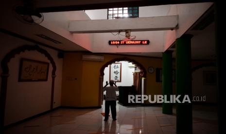 Masjid Lautze: Pengurus masjid melaksanakan shalat di Masjid Lautze di Jalan Lautze, Sawah Besar, Jakarta