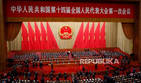  Para delegasi menghadiri Sidang Pleno Ketiga Kongres Rakyat Nasional (NPC) di Aula Besar Rakyat, di Beijing,  China (10 /3/2023). China mengadakan dua pertemuan politik besar tahunan, Kongres Rakyat Nasional (NPC) dan Kongres Rakyat Tiongkok Konferensi Konsultatif Politik (CPPCC) yang berjalan berdampingan dan bersama-sama dikenal sebagai Lianghui atau Dua Sesi.