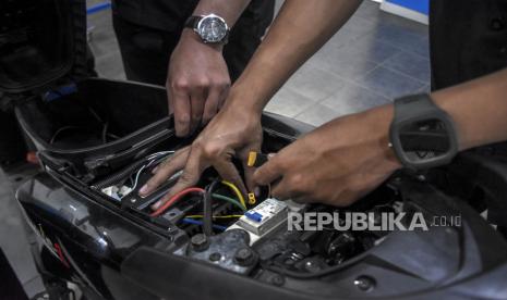 Siswa SMK memeriksa komponen sepeda motor berbahan bakar minyak yang telah dikonversikan ke listrik di bengkel SMK di Kota Bandung, Provinsi Jawa Barat, Selasa (14/2/2023). Kementerian Energi dan Sumber Daya Mineral (ESDM) tengah mengupayakan agar masyarakat bisa mencicil biaya konversi motor dari yang semula konvensional menjadi kendaraan listrik. Hal itu demi menggenjot program subsidi konversi motor listrik yang tengah digalakkan pemerintah.