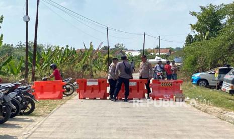 Polisi melakukan penyekatan jalan dalam menghadapi aksi unjuk rasa di Mahad Al-Zaytun, Kecamatan Gantar, Kabupaten indramayu, Kamis (6/7/2023). (Polisi melakukan penyekatan jalan dalam menghadapi aksi unjuk rasa di Mahad Al-Zaytun, Kecamatan Gantar, Kabupaten indramayu, Kamis (6/7/2023).