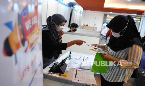 Sejumlah pencari kerja mengunjungi pameran bursa kerja Jakarta Job Fair di Pusat Grosir Cililitan (PGC), Jakarta. Badan Pusat Statistik (BPS) mencatat angka pengangguran di Indonesia per Februari 2022 mengalami penurunan jika dibandingkan dengan posisi pada Februari 2021 lalu. Meski penurunan berkurang, BPS menegaskan, masih lebih tinggi dari kondisi sebelum pandemi.