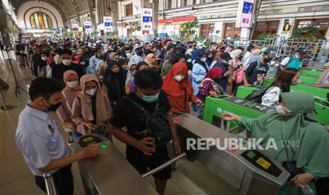 Sejumlah penumpang kereta rel listrik (KRL) Commuterline Jabodetabek mengantre keluar dari Stasiun KA Jakarta Kota di kawasan Kota Tua, Jakarta, Senin (24/4/2023). Penumpang KRL memadati Stasiun Jakarta Kota dalam memanfaatkan libur lebaran.