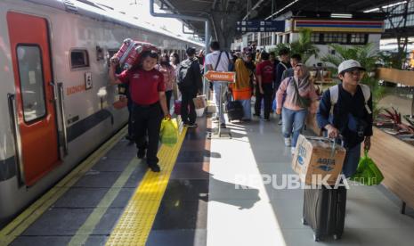 Sejumlah penumpang kereta api berjalan keluar setibanya di Stasiun Pasar Senen, Jakarta, Sabtu (13/4/2024). PT Kereta Api Indonesia (Persero) Daop 1 Jakarta memperkirakan sekitar 44.000 hingga 46.000 penumpang kereta api jarak jauh turun di area Daop 1 Jakarta pada puncak arus balik Lebaran 2024 yang dimulai pada 13-15 April 2024.