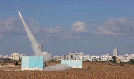 An Iron Dome counter attack in Ashdod following rocket launches from Gaza, 07 October 2023. Rocket barrages were launched from the Gaza Strip early Saturday in a surprise attack claimed by the Islamist movement Hamas.  