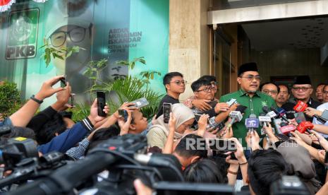 Wakil Ketua Umum Partai Kebangkitan Bangsa (PKB) Jazilul Fawaid menyampaikan keterangan usai melakukan rapat pleno dengan Dewan Syuro dan Dewan Tanfidz di DPP PKB, Jakarta, Jumat (1/9/2023). Dalam keterangannya, berdasarkan hasil rapat pleno, DPP PKB menyambut baik tawaran partai NasDem untuk menduetkan Cawapres Anies Baswedan bersama Ketua Umum PKB Muhaimin Iskandar atau Cak Imin. Namun keputusan tersebut akan difinalisasi pada Jumat (1/9) sore pada rapat di Surabaya.