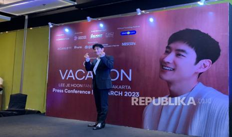 Lee Je-hoon, aktor Korsel pemeran Taxi Driver dalam konferensi pers menuju temu penggemar Indonesia di Pullman Jakarta Central Park, Ahad (19/3/2023) 