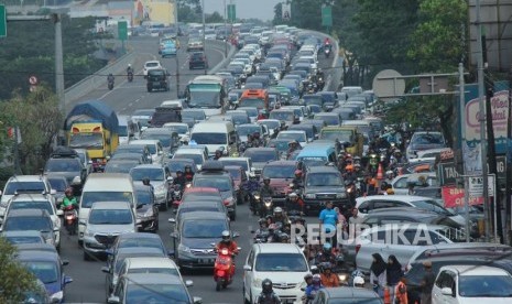 Kemacetan arus balik arah Tol Pasteur, di Jalan Djunjunan, Kota Bandung, Selasa (19/6).