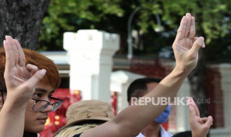 Mahasiswa Thailand dan aktivis pro-demokrasi memberikan penghormatan tiga jari selama protes simbolis terhadap militer dan pemerintah di depan markas tentara Kerajaan Thailand di Bangkok, Thailand, 17 September 2020. Mahasiswa dan aktivis pro-demokrasi Thailand akan mengadakan unjuk rasa besar anti-pemerintah di Universitas Thammasat dan akan berjalan ke gedung pemerintah yang dijadwalkan pada 19 dan 20 September 2020, menyerukan reformasi politik dan monarki.