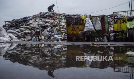 Petugas menata tumpukan sampah di tempat penampungan sementara sampah di Ciroyom, Bandung, Jawa Barat, Minggu (7/11/2021). Sampah yang berada di tempat pembuangan sementara kawasan  Bandung Raya belum bisa terangkut sejak dua hingga tiga hari lalu ke tempat pembuangan akhir (TPA) Sarimukti akibat diduga keterlambatan pengiriman bahan bakar minyak (BBM) untuk alat berat yang menggangu operasional di TPA Sarimukti.. 