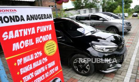 Beberapa  mobil baru dipajang di halaman Kalurahan Purwomartani, Kalasan, Sleman, Yogyakarta, Kamis (25/2). Dealer mobil menjemput bola berjualan mobil di halaman Kalurahan. Hal ini, memanfaatkan momentum pencairan ganti rugi jalan tol Jogja-Solo.