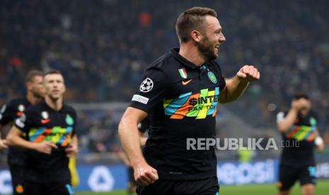 Stefan de Vrij bergembira setelah mencetak gol 3-1 pada pertandingan sepak bola grup D Liga Champions UEFA antara FC Inter dan FC Sheriff Tiraspol di stadion Giuseppe Meazza di Milan, Italia, 19 Oktober 2021.