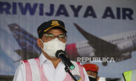 Menteri perhubungan Budi Karya Sumadi memberikan keterangan pers di Posko Crisis Center Sriwijaya Air SJ 182 di Bandara Soekarno Hatta, Tangerang Banten, Senin (11/1). Disampaikan oleh Menhub, mengenai langkah-langkah dan penanganan dan penyelesaian para korban jatuhnya pesawat Sriwijaya air SJ 182. Foto: darmwan/republika.