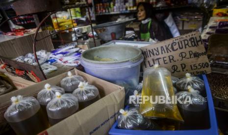 Minyak goreng curah yang dijual di Pasar Kramat Jati, Jakarta, Sabtu (25/6/2022). Menteri Koordinator Bidang Kemaritiman dan Investasi Luhut Binsar Pandjaitan berencana merubah sistem penjualan dan pembelian minyak goreng curah rakyat (MGCR) dengan menggunakan aplikasi PeduliLindungi atau menunjukan NIK yang akan mulai disosialisasikan pada Senin (27/6/2022). Republika/Putra M. Akbar