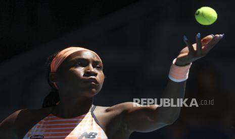 Coco Gauff dari Amerika Serikat melakukan servis untuk petenis Swiss Jil Teichmann pada pertandingan putaran pertama mereka di kejuaraan tenis Australia Terbuka di Melbourne, Australia, Selasa, 9 Februari 2021