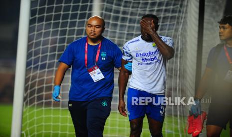 Bek Persib Victor Igbonefo tidak bisa melanjutkan pertandingan setelah mencetak gol Persib pada laga Grup C Piala Presiden antara Persebaya melawan Persib Bandung di Stadion Gelora Bandung Lautan Api, Bandung, Jumat (17/6/2022). 